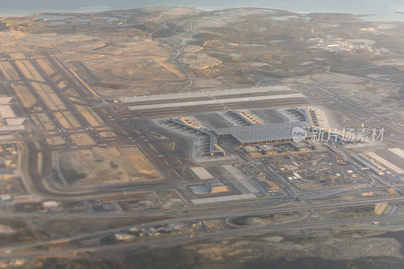 新伊斯坦布尔机场跑道建设在土耳其伊斯坦布尔欧洲一侧——空中