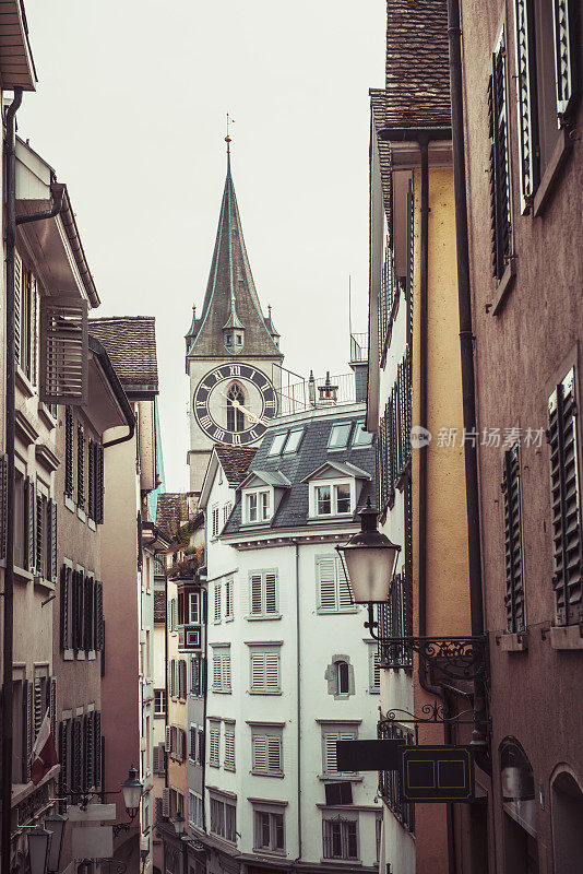 从瑞士苏黎世的小巷看圣彼得教堂钟塔