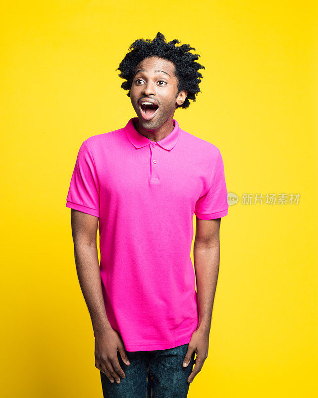 彩色的肖像兴奋的年轻人穿着粉红色polo衫