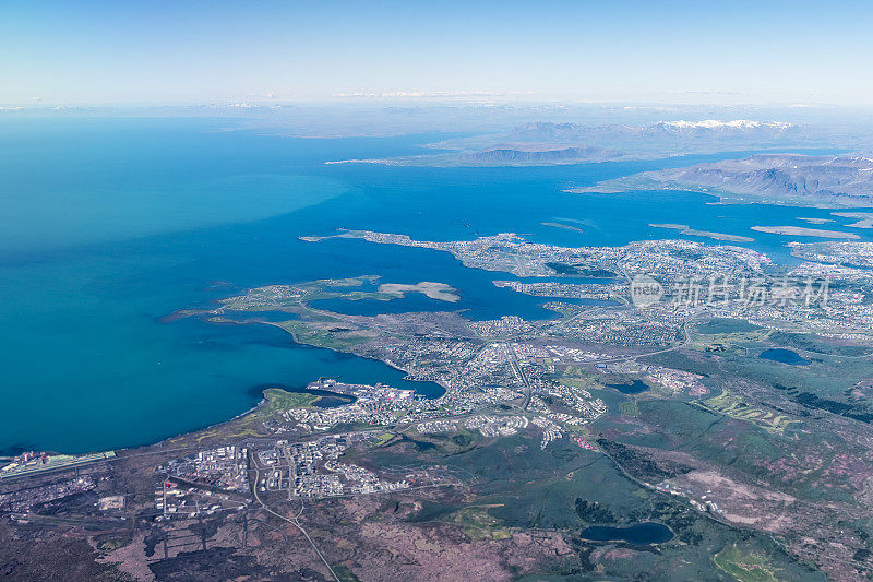凯夫拉维克，冰岛机场和城市鸟瞰图高空俯瞰雷克雅未克从飞机窗口上方和彩色的海水