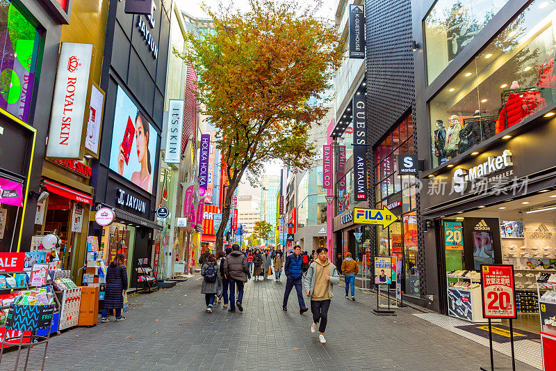 韩国首尔明洞购物街。