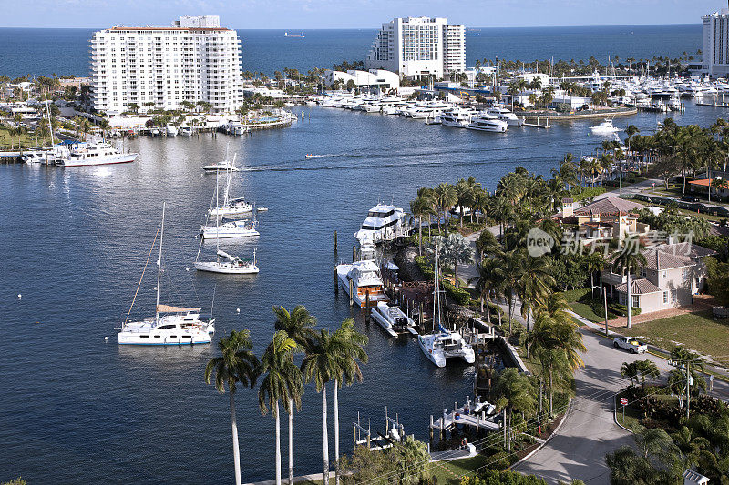 游艇，船只，酒店和公寓沿着佛罗里达近岸水道