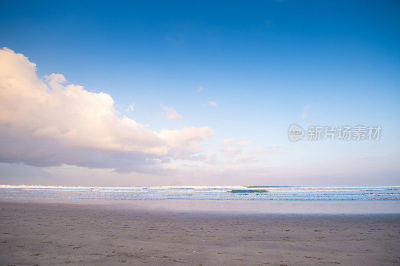 日落附近著名的旅游地标巴厘岛-宽角的热带海滩海景日落在巴厘岛，印度尼西亚的热带自然景观，巴厘岛。