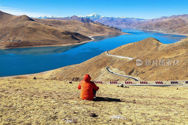 坐在山上的女性徒步旅行者