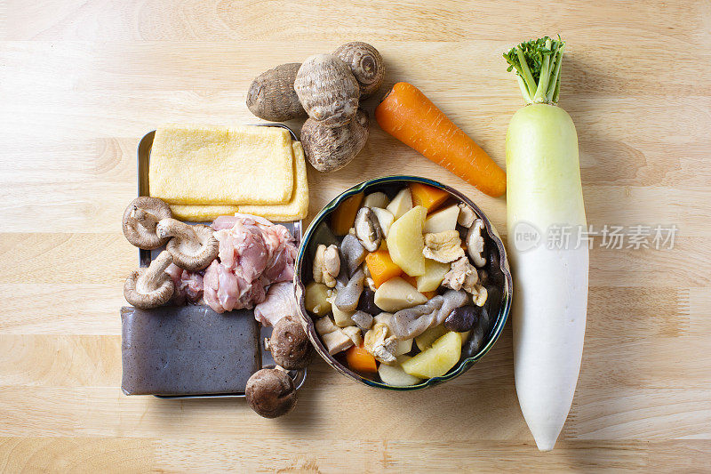 日本料理，健康蔬菜和炖鸡食谱。芋头:由胡萝卜、萝卜等做成。