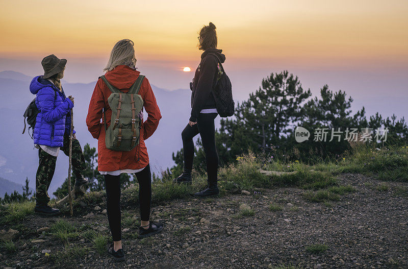 站在山上的徒步旅行者