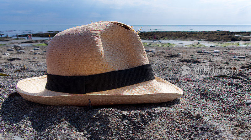在炎热的日子里，巴拿马帽子放在沙滩上