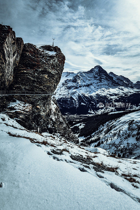 在瑞士格林德沃第一个斜坡上的悬崖漫步