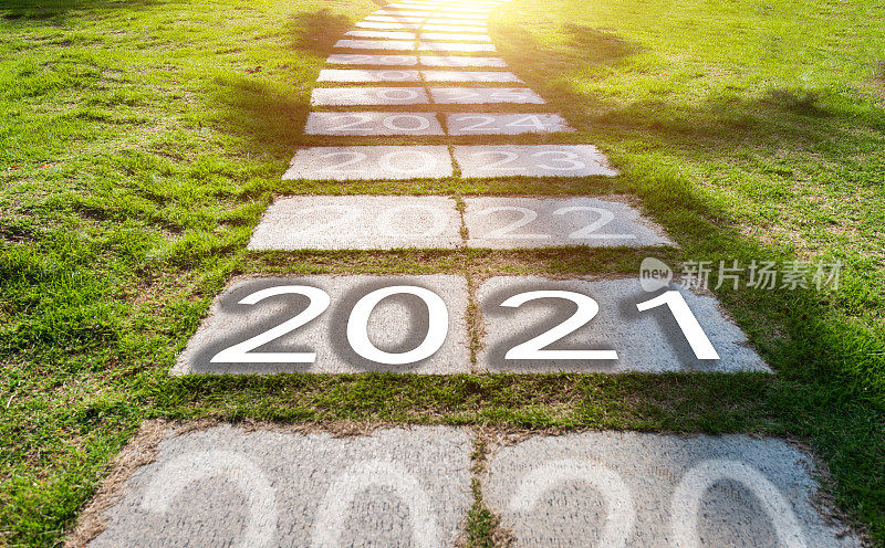 2020至2028号石砌步道穿过绿色草坪