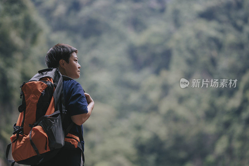 一个亚洲华人中年女性旅行徒步探索怡保霹雳马来西亚的森林背包