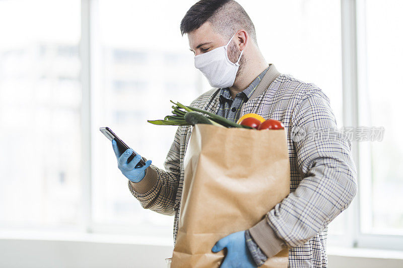 在流感大流行期间，志愿者携带食品杂货