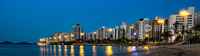 贝鲁特北大街的夜景，在Florianópolis，与建筑物反射在海上照明。