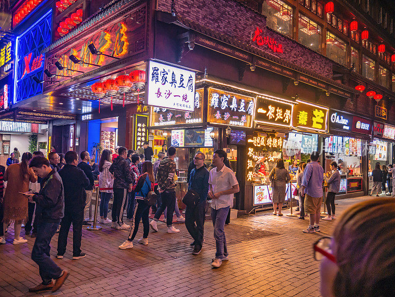 中国长沙市黄兴步行街上的行人。长沙是中国湖南省的省会和人口最多的城市