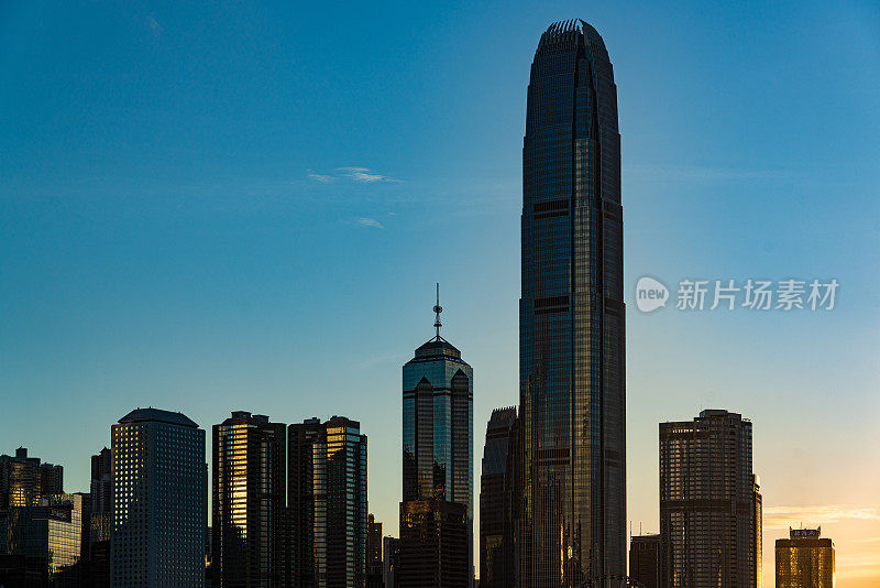 夕阳下的维多利亚港上空，可以看到香港市中心的摩天大楼。