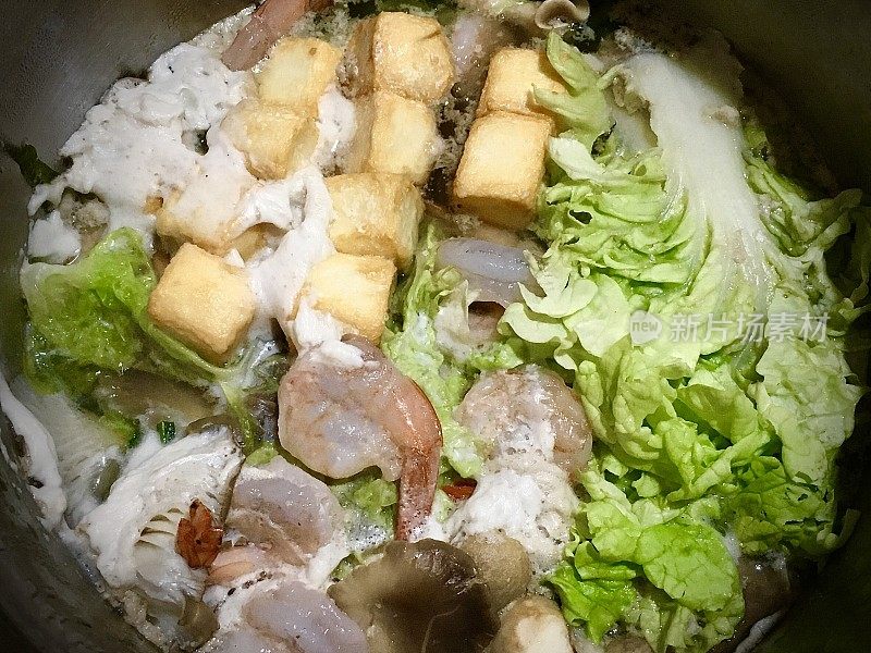 虾、蔬菜、豆腐肉汤