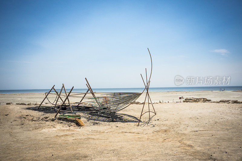 荒岛上被遗弃的渔船