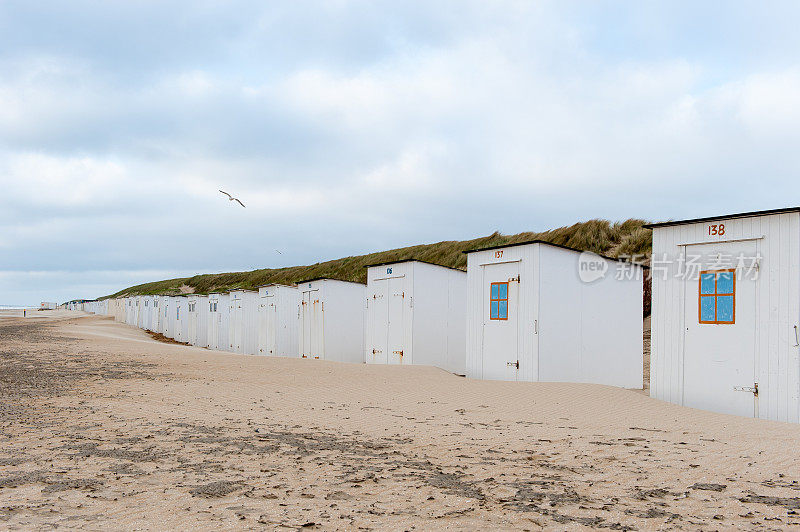 彩色的木制海滩小屋在Texel
