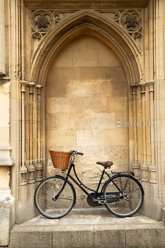 牛津大学拉德克利夫广场的老式自行车