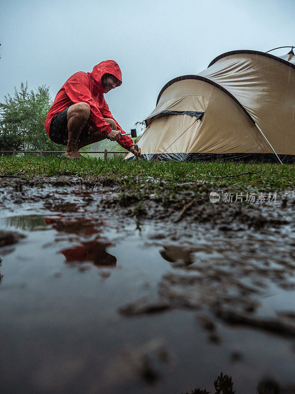 一名男子在露营时遭遇暴风雨