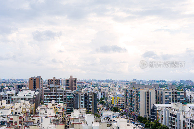 在印度古吉拉特邦艾哈迈达巴德市中心阴雨天的房屋鸟瞰图