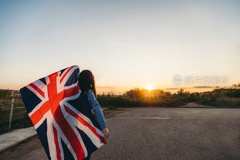 在户外挥舞英国国旗的妇女