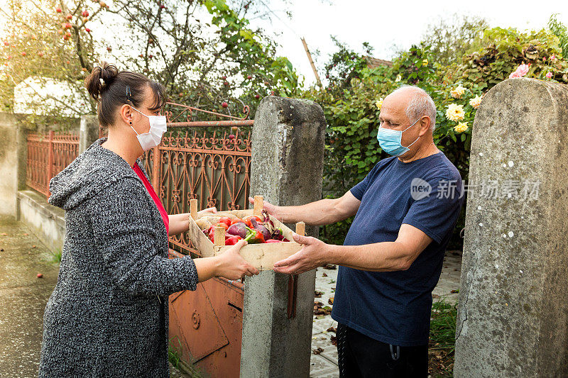 大流行期间，孙辈在家里给祖父母送食品