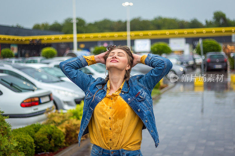 享受浸泡的雨