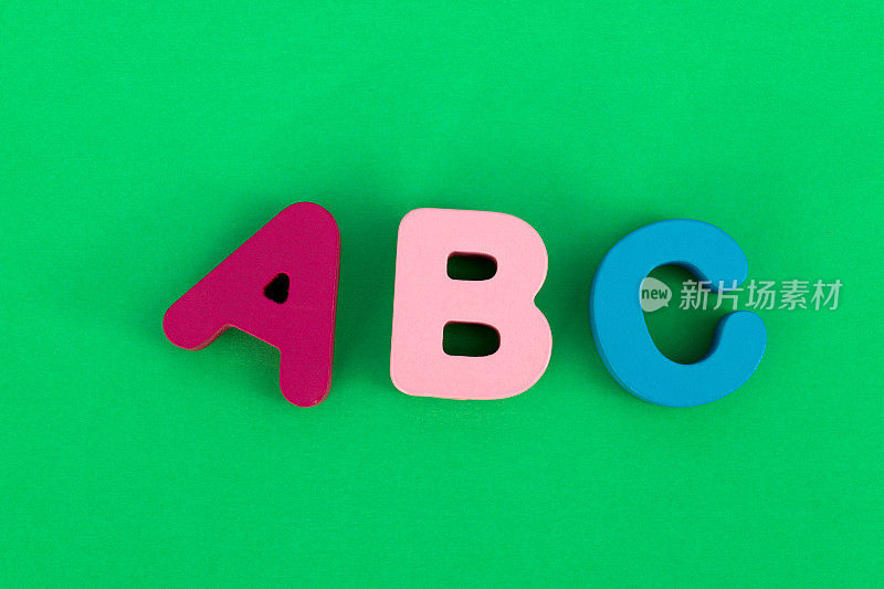 绿色背景上的木制大写字母A、B、C