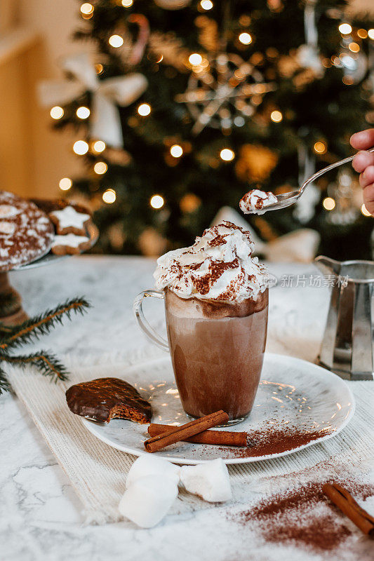 温馨的圣诞热巧克力，棉花糖，饼干和圣诞树