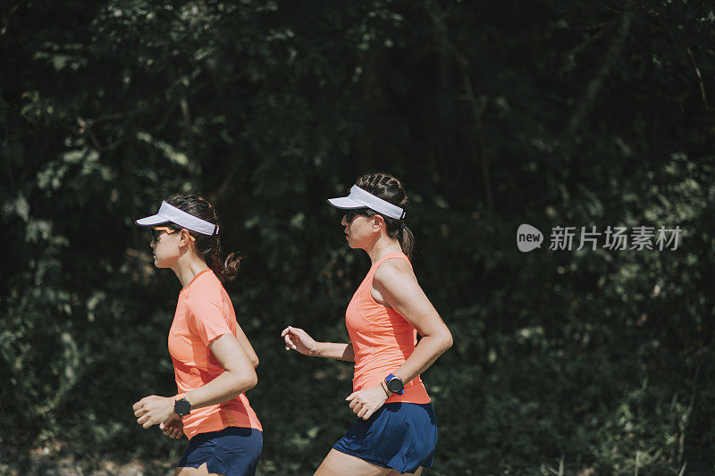 亚洲华人女子体育运动员在周末上午跑步练习