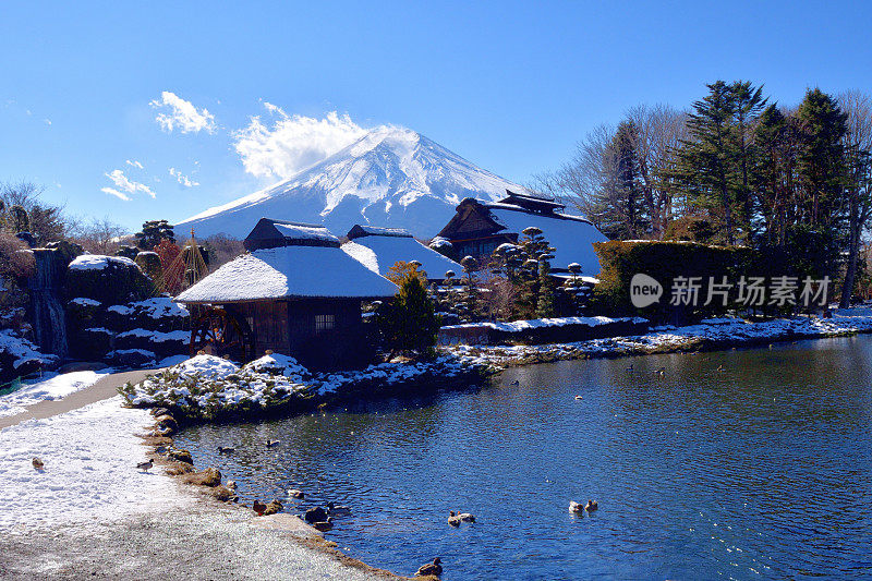 白雪皑皑的富士山和茅草屋顶:山梨县大野hakkai的景色