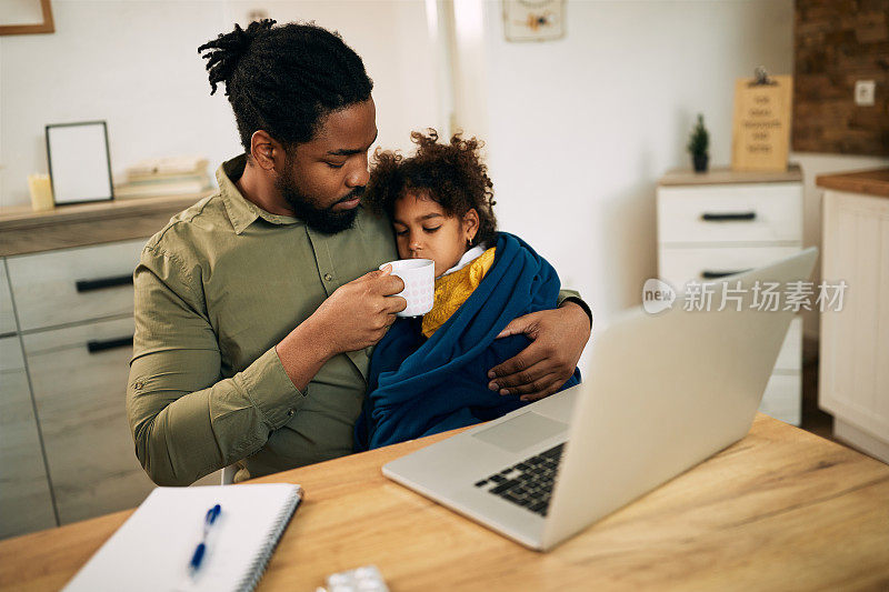 在家里，体贴的黑人父亲给他生病的小女儿一杯茶。