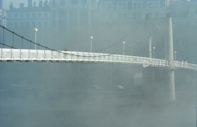 法国里昂，迷雾中的学院人行桥