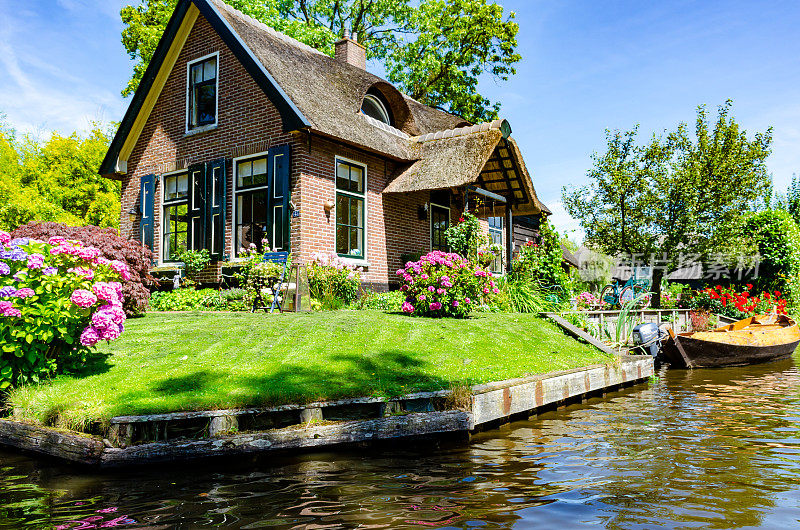 著名的Giethoorn村庄的景观，运河和乡村茅草屋顶的房子。