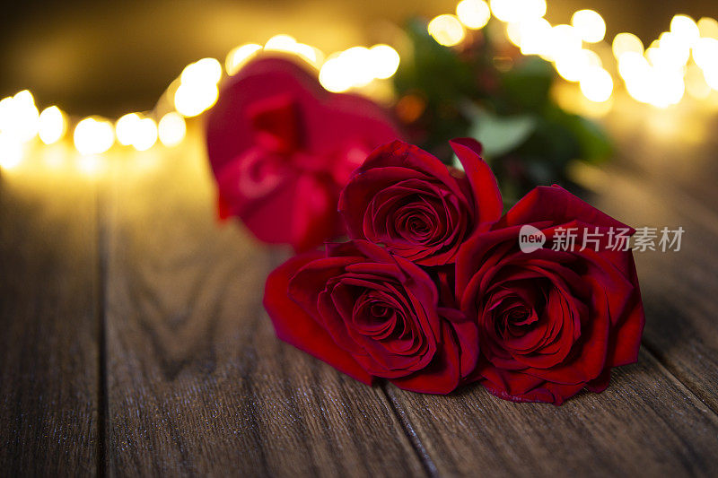 情人节礼物与红玫瑰在黑暗的森林背景