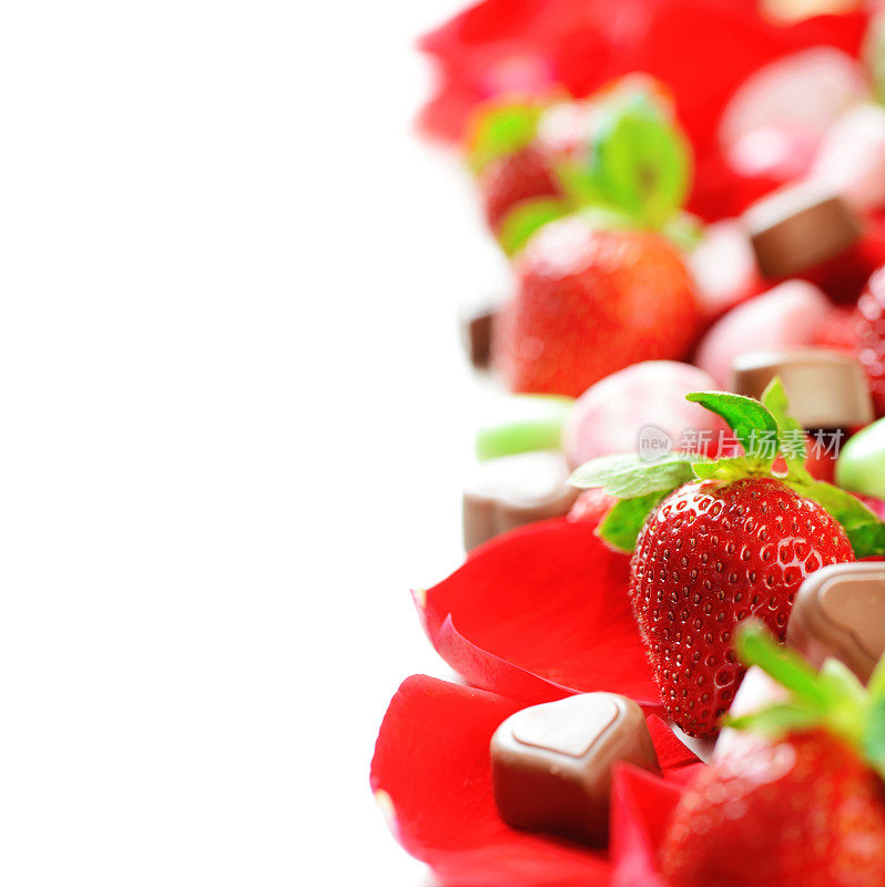 明亮美丽的糖果和白色背景上的草莓