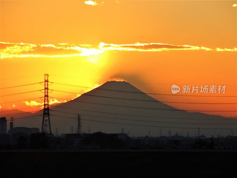 日本。1月。太阳落在富士山后面。