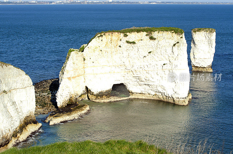 英国波贝克岛冬天的场景，老哈利在粉笔堆上岩石