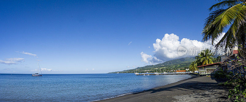 在圣皮埃尔火山黑沙滩一瞥，由于Mount-Pelée火山。