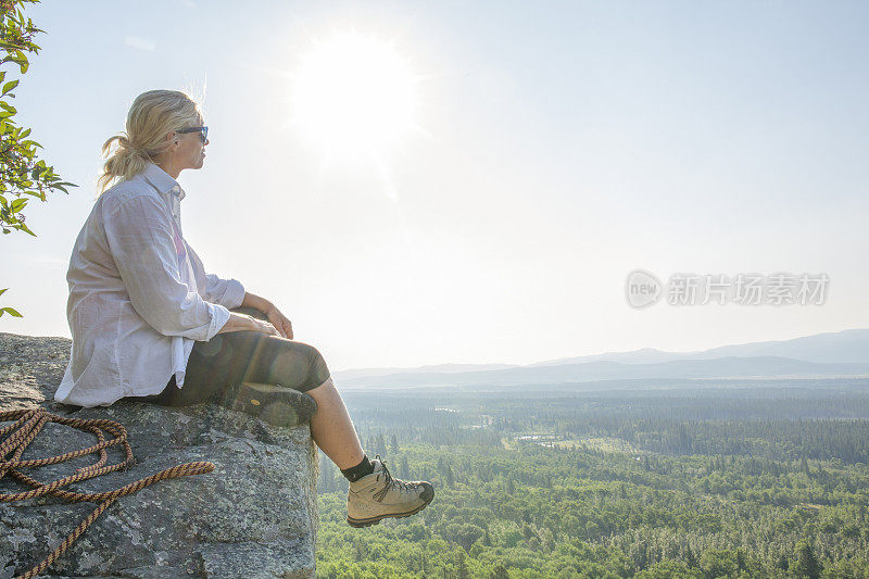 女登山运动员在山顶的肖像