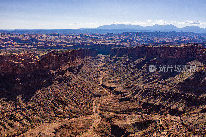 犹他州峡谷地附近科罗拉多高原上空的无人机