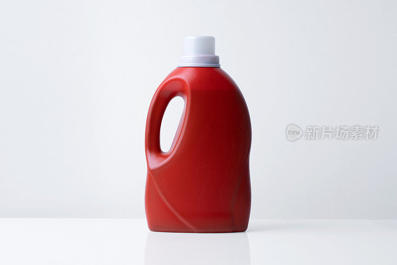红色塑料瓶子，白色螺丝