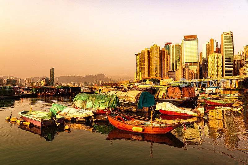 维多利亚港铜锣湾避风塘的日落景象，