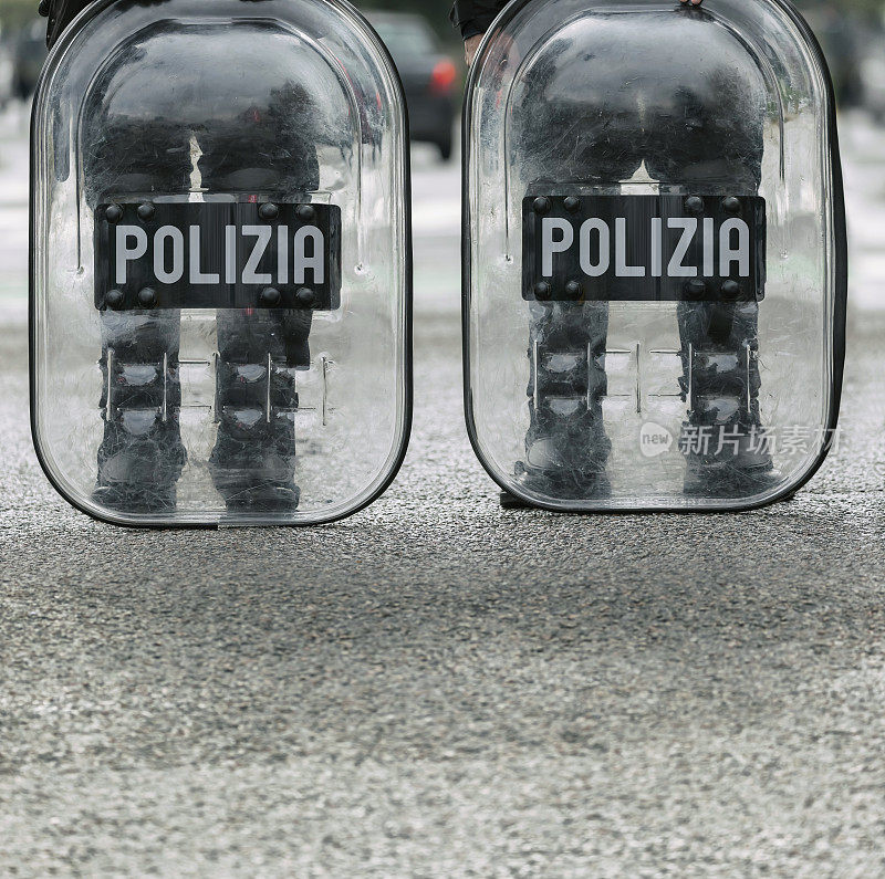在意大利街头抗议中，执勤警察手持盾牌