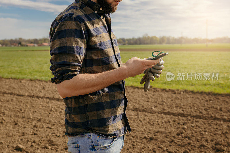 一个农民用手机的特写镜头