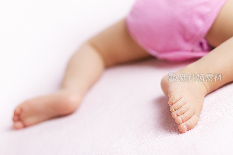 可爱的婴儿的脚和脚趾