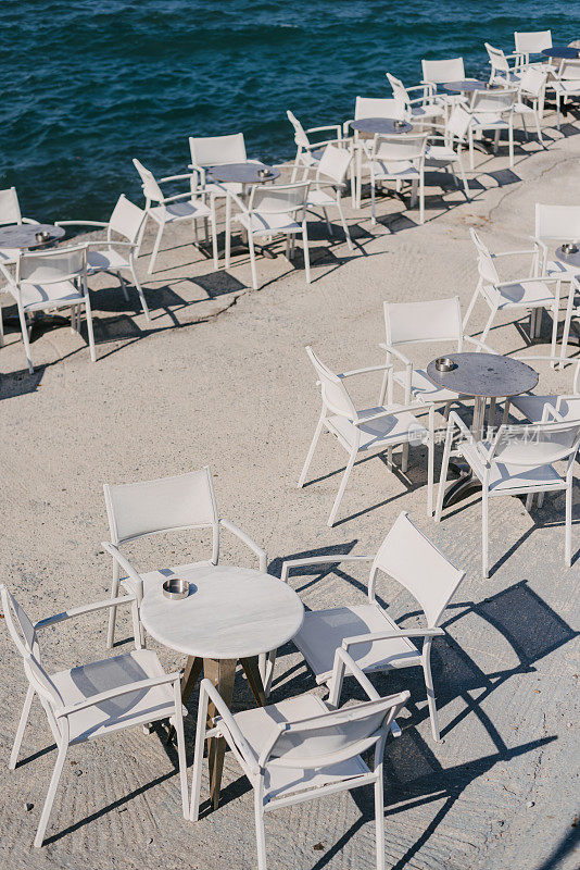 海边的空桌子和椅子