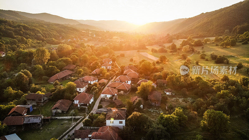 一个美丽的日落在一个村庄的东欧，山区的自然未被破坏