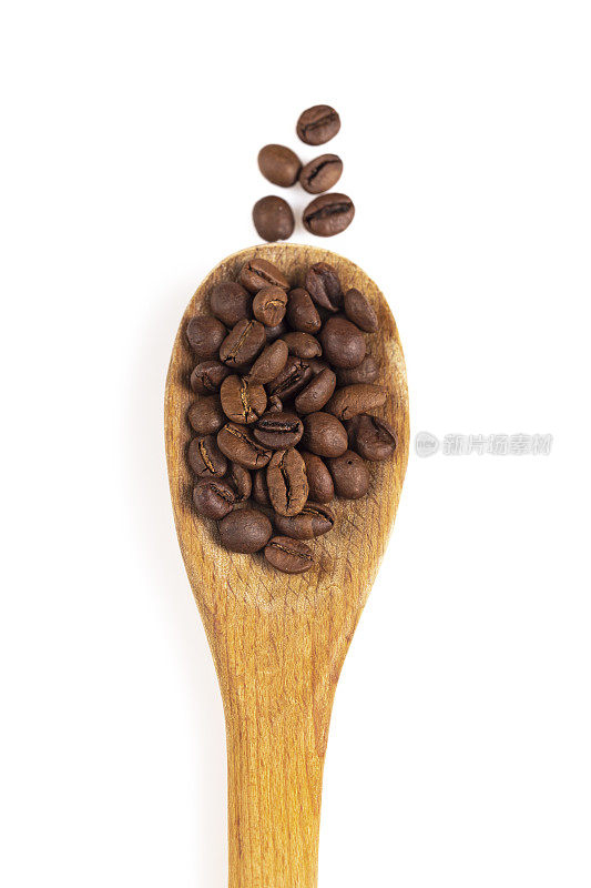 用勺子舀咖啡豆