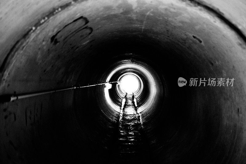 又长又黑的隧道，呈圆形